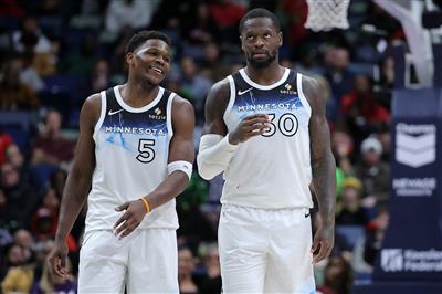 L'assistance des coéquipiers est limitée! Edwards et Randall ont combiné 57 points pour trouver un sauveur