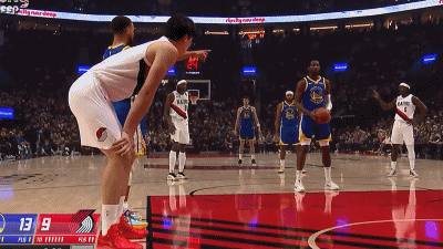 Personne des médias : Être battu par Curry nommément, sans parler de Yang Hansen, même Gordon n'a pas pu le supporter hier.