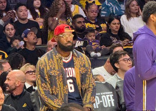 Photos de Meji : LeBron porte l'uniforme universitaire de son plus jeune fils Bryce et regarde le match depuis le banc de touche