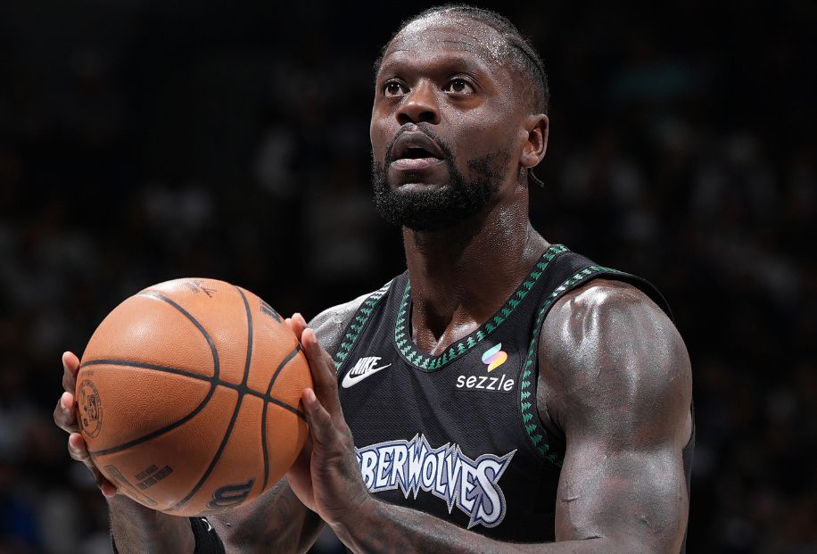 Excellent statut compétitif ! Randall a marqué 11 points sur 4 tirs sur 7 au premier quart, marquant à deux chiffres en un seul quart.