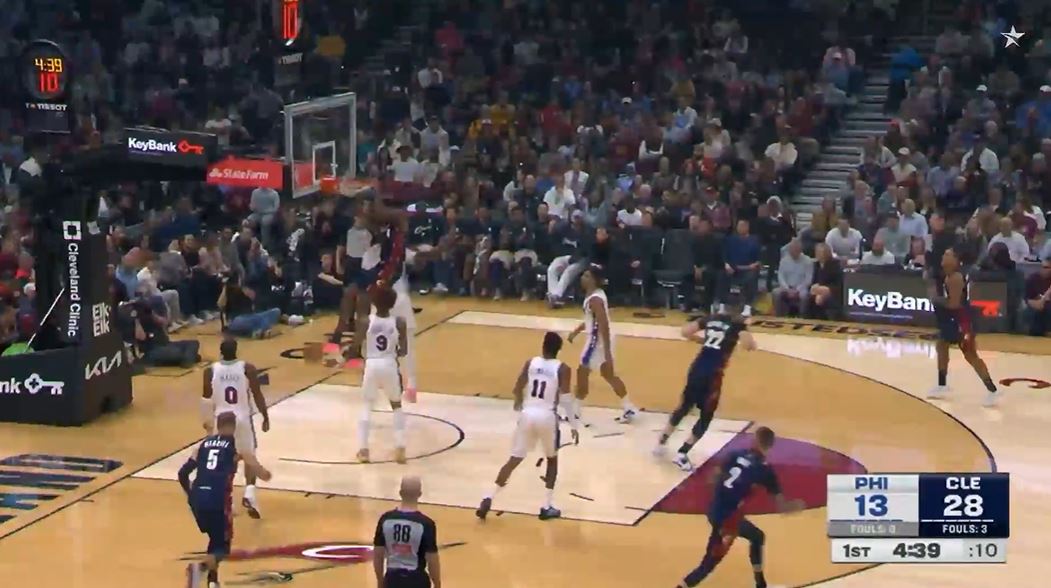 Contrôle de balle chaud! Mitchell a marqué 15 points sur 4 tirs sur 5 et les Cavaliers ont mené les 76ers avec 14 points au premier quart.