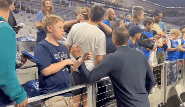 Harrison a signé des autographes et pris des photos pour les fans des Mavericks, sautant délibérément les fans portant l'uniforme de Doncic.