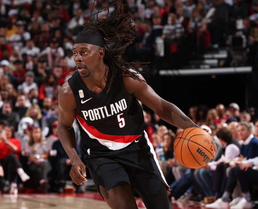 Holiday a récolté 13 points et 5 passes décisives au troisième quart, et les Trail Blazers ont marqué 38 points en un seul quart et renversé le match avec 10 points.