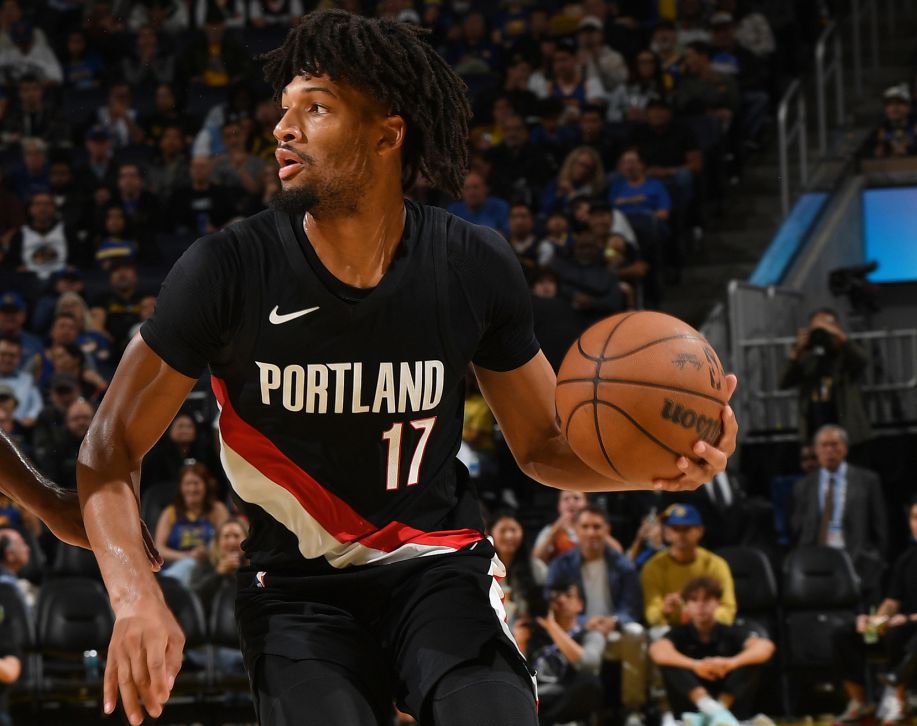 Sharp a éclaté au deuxième quart et a marqué 20 points en première mi-temps, faisant équipe avec Avdija pour mener l'équipe à mordre le score.