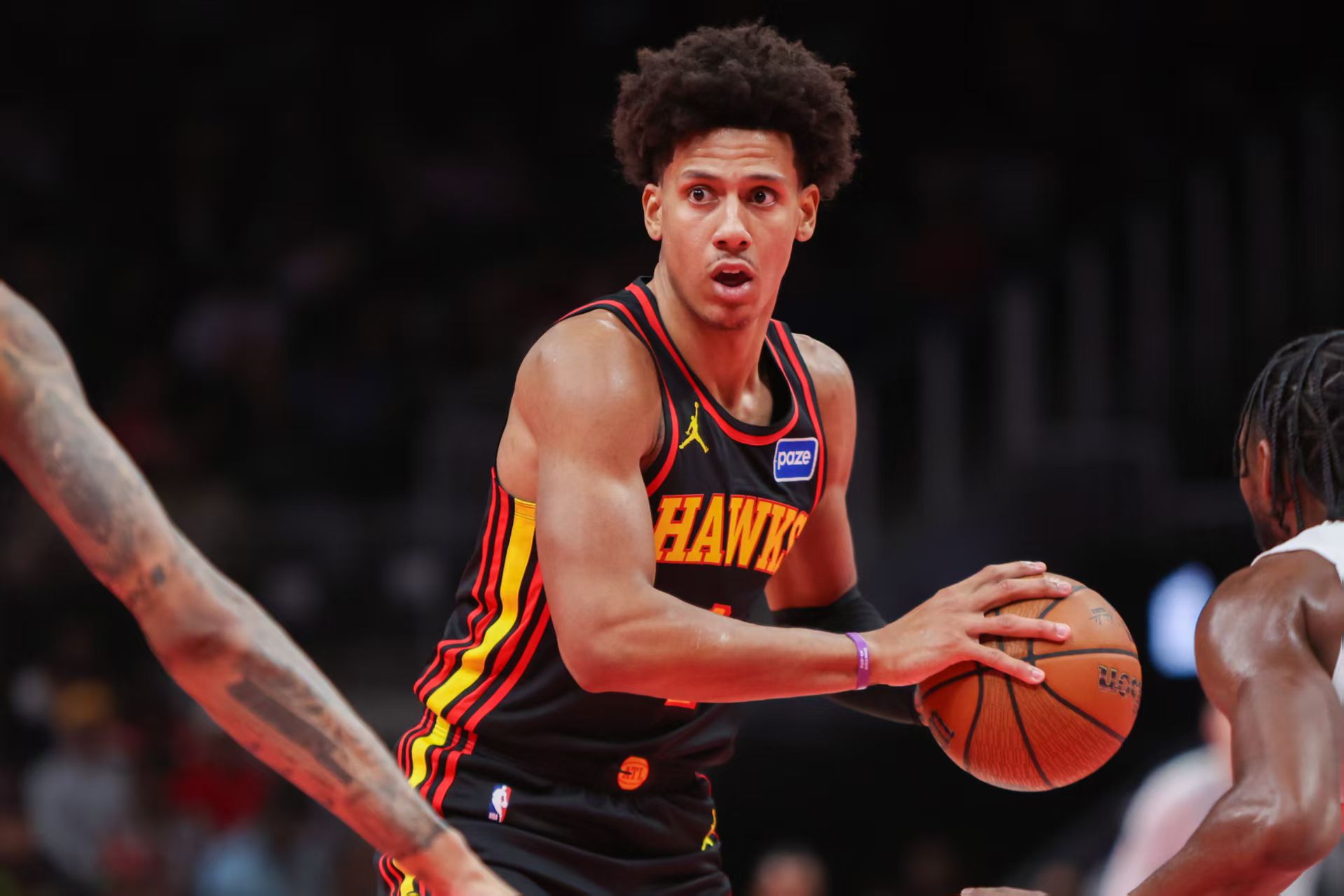 Johnson a atteint 90 % et a marqué 24+10+8, devenant ainsi le premier non-No. 5 joueur du siècle.