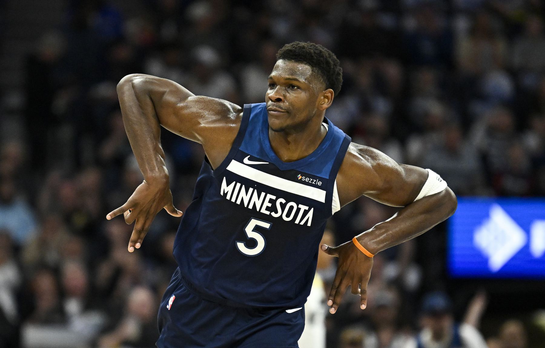 Edwards a marqué 17 points au troisième quart avec 30+4+4, menant les Timberwolves à une victoire à domicile.