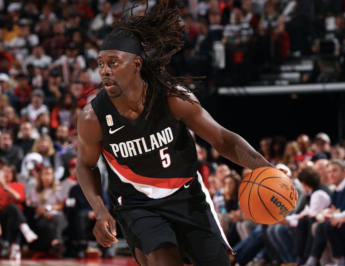 Holiday et Kamara ont marqué 6 paniers à trois points dans la mi-temps pour aider les Trail Blazers à sécuriser le score.