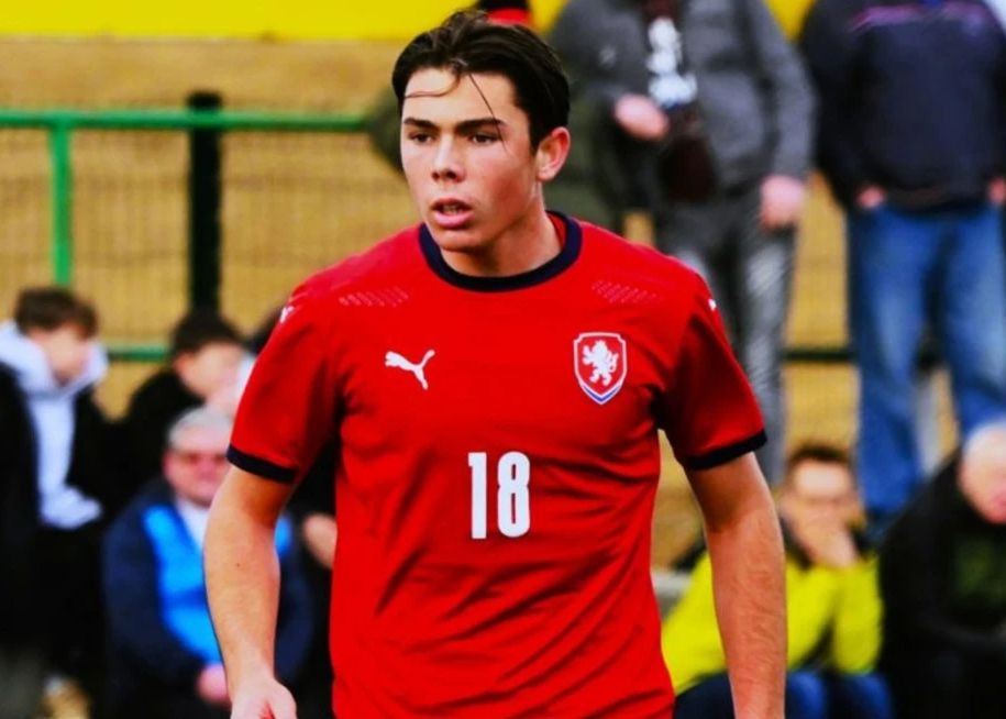 Représentant la République tchèque U19, le fils de Buffon a réussi un tour du chapeau lors du tour de qualification du Championnat d'Europe Jeunesse.