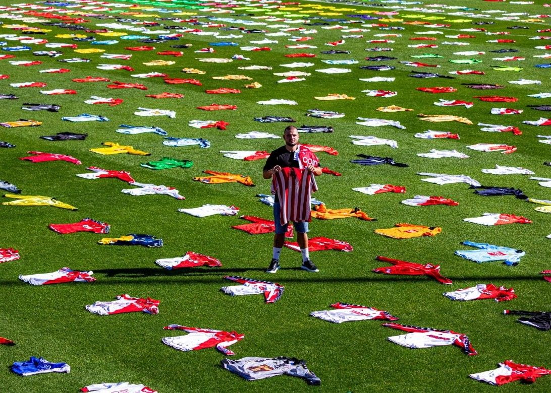 1146 pièces ! Un supporter de Monaco établit un record du monde en collectionnant le maillot d'une seule équipe